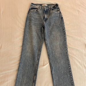 Abercrombie & Fitch 90’s ultra high rise straight jeans- medium wash.